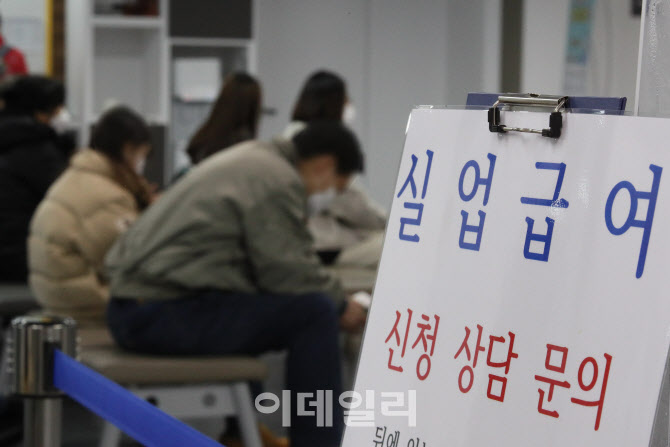 [포토]역대 최다 일시휴직자 83.7만명 기록