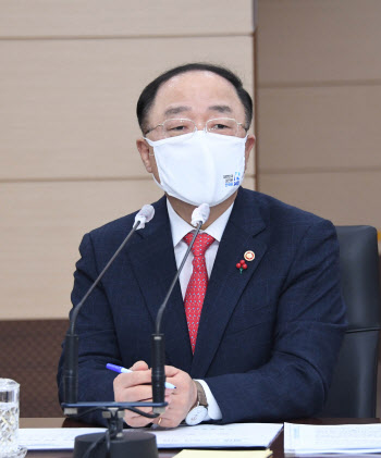 당정 갈등 속 '돌파력' 강조한 홍남기 "풍파 헤치고 경기반등 이뤄야"