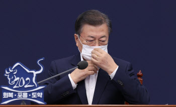 거리두기 완화하나…文대통령 “국민 어려움 최소화하는 전략 마련해야”