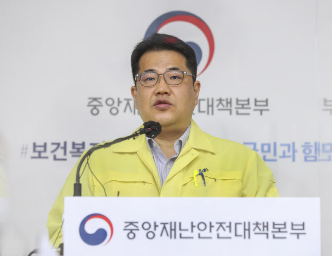 방역당국 "노래 부르거나 통성기도, 마스크 써도 전파 가능성"