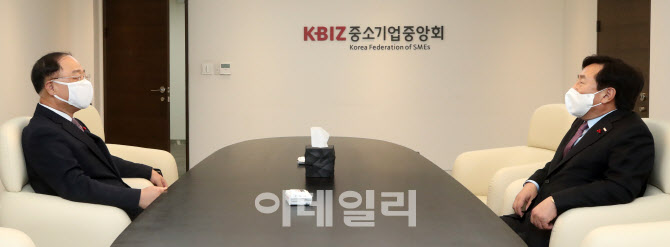 [포토]환담 나누는 홍남기 부총리-김기문 회장
