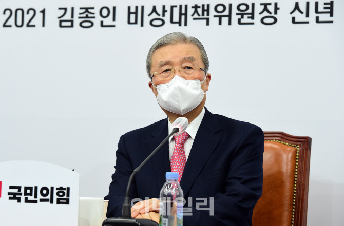 [포토]질의에 답하는 김종인 비대위원장