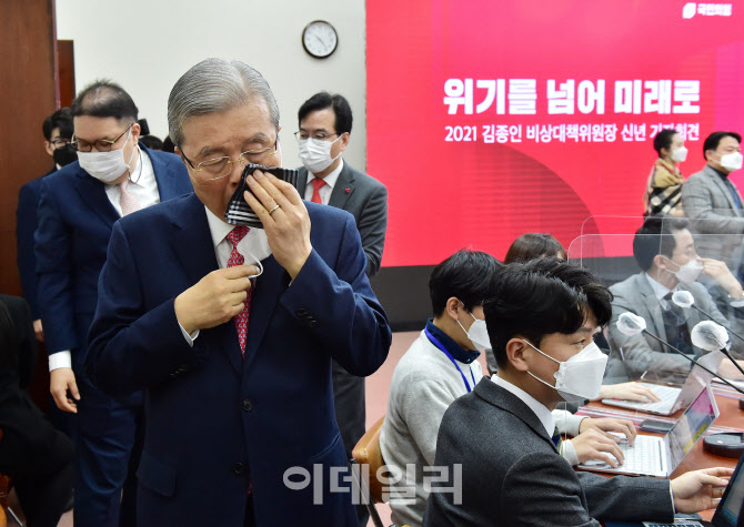 [포토]땀 닦는 김종인 국민의힘 비대위원장
