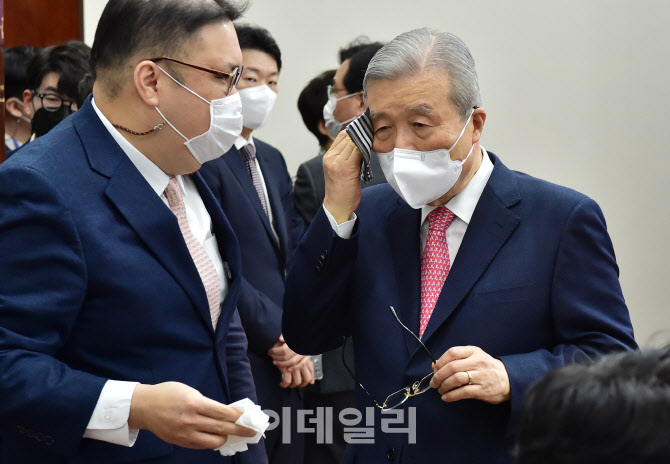 [포토]땀 닦는 김종인 비대위원장