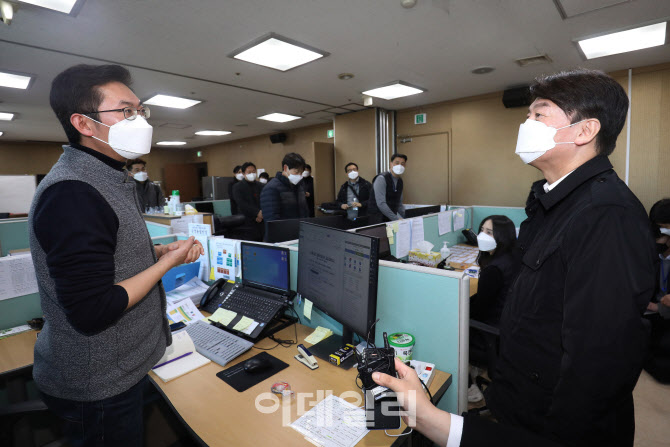 [포토]남산생활치료센터 고충 경청하는 안철수 대표