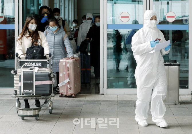 교육부 “유학생, 코로나 검사 3회 이상 받아야 국내 입국”