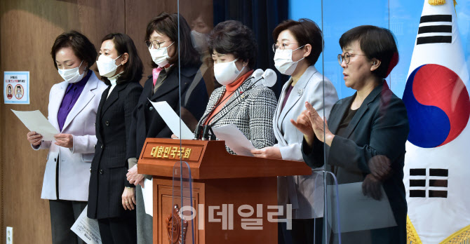 [포토]국민의힘 여성의원들, 박원순 전 서울시장 인권위 조사결과 관련 기자회견