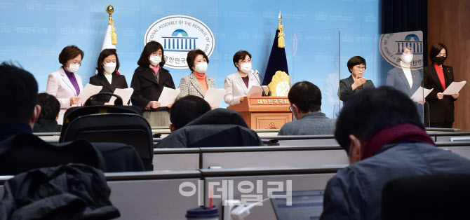 [포토]박원순 인권위 결과 발표 관련 기자회견 나선 국민의힘 여성의원들