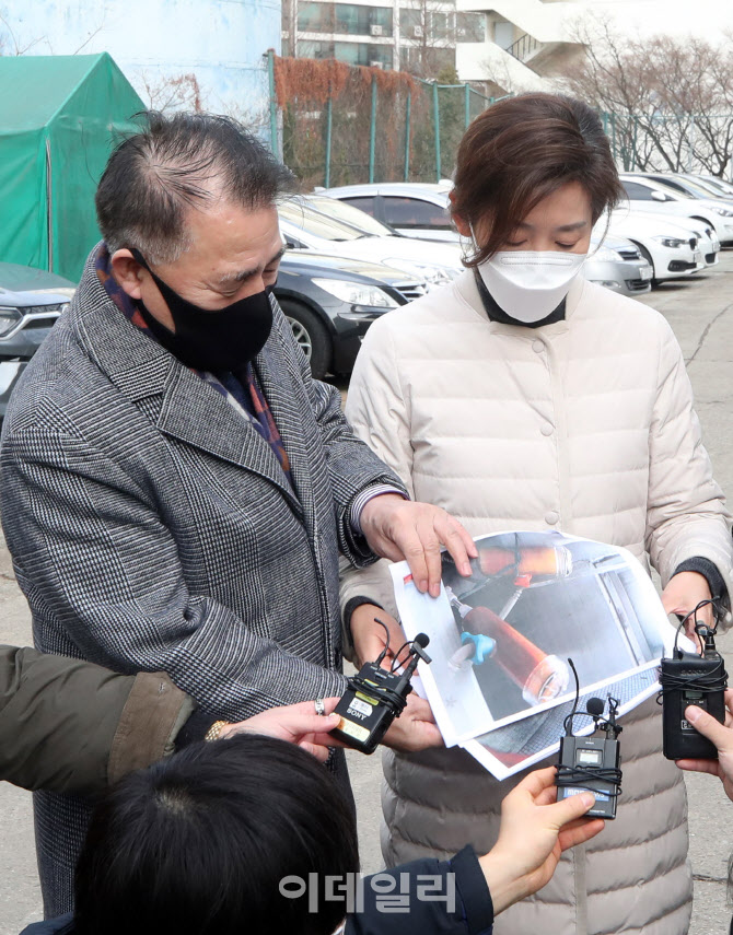 [포토]녹물 나오는 사진 살펴보는 나경원