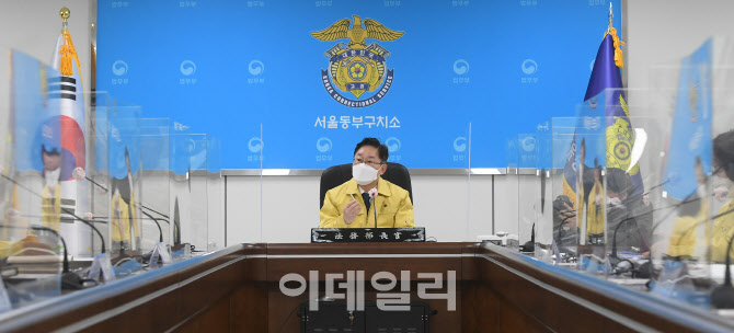 [포토]박범계 신임 법무부 장관, 서울동부구치소 찾아