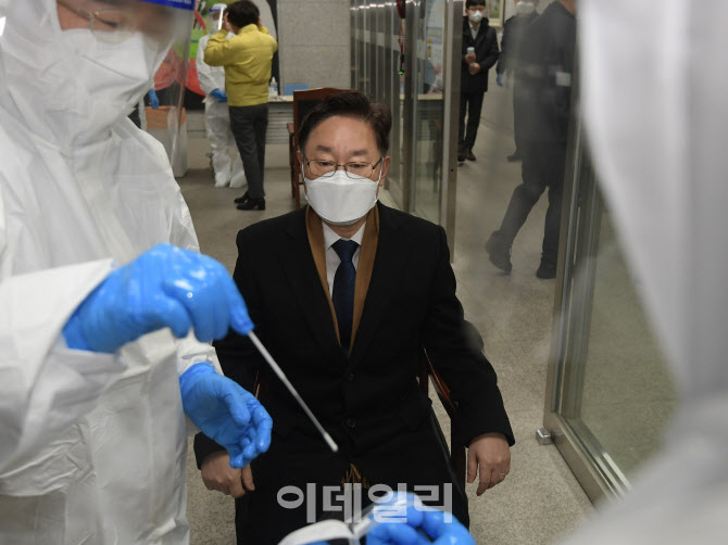 [포토]박범계 법무부 장관, 구치소 입장 전 신속 항원 검사