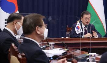 文대통령, 우즈벡과 정상회담…신북방정책 최초 상품무역협정 협상 개시