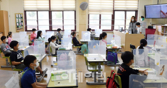 신학기 등교에 교사는 3분기 접종…당국 "백신만 일찍 온다면"