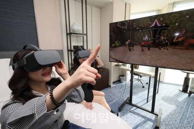 [포토]호텔 객실에서 즐기는 VR 콘서트