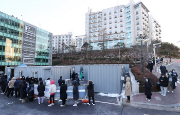 거리두기 조정 앞두고 '악재', 방역당국 "현 추세, 판단 어려워"(종합)