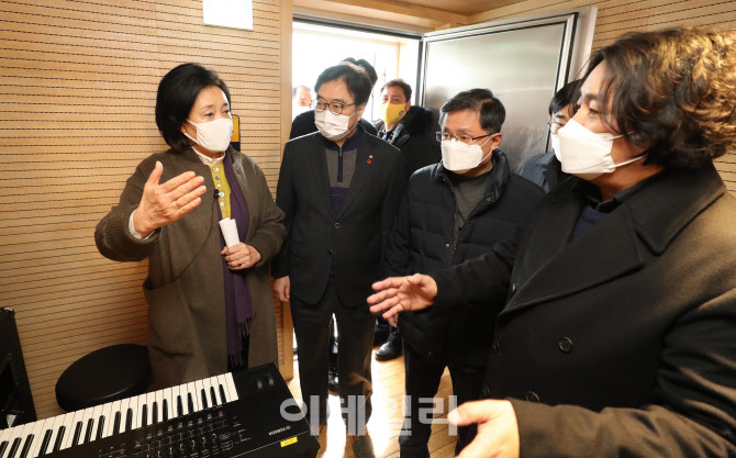 [포토]'신대철 음악감독과 대화하는 박영선'