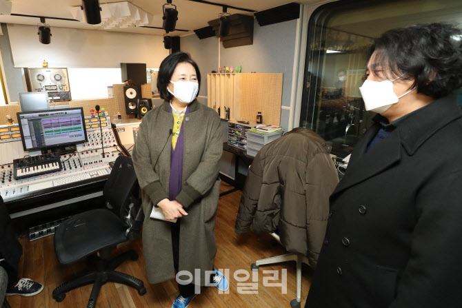[포토]'신대철 음악감독 설명듣는 박영선'