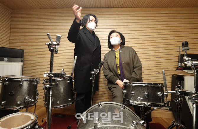 [포토]'신대철 설명듣는 박영선'