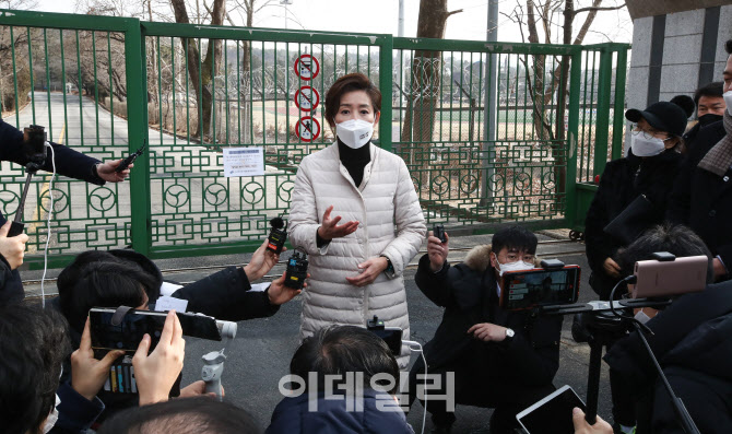 [포토]'취재진 질문에 답하는 나경원'