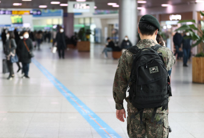 국방부 "작년 10월 1일 이전 입대자, 휴가 제한적 허용"