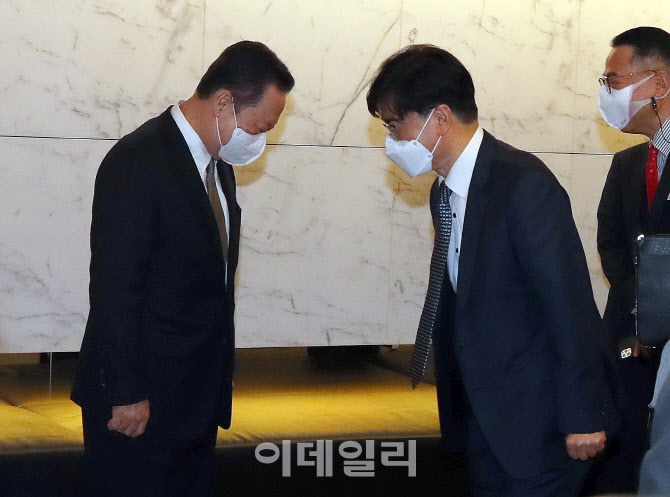 [포토]인사 나누는 박용만 회장-공영운 현대차 사장