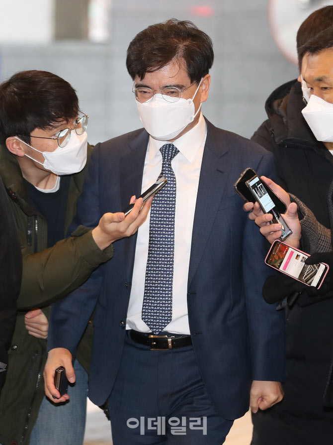 [포토]취재진 질문받는 공영운 현대자동차 전략기획담당 사장