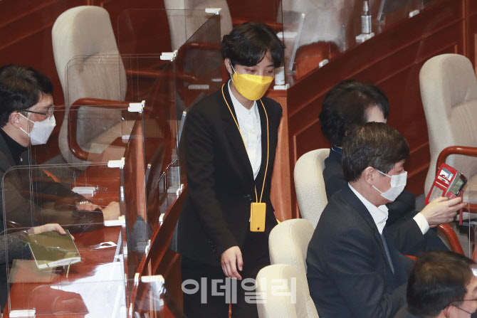 [포토]부당 해고 의혹, '본회의 참석하는 류호정 의원'