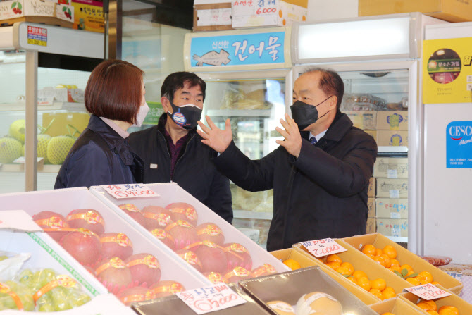 조봉환 소진공 이사장, 설맞이 전통시장 장보기 나서