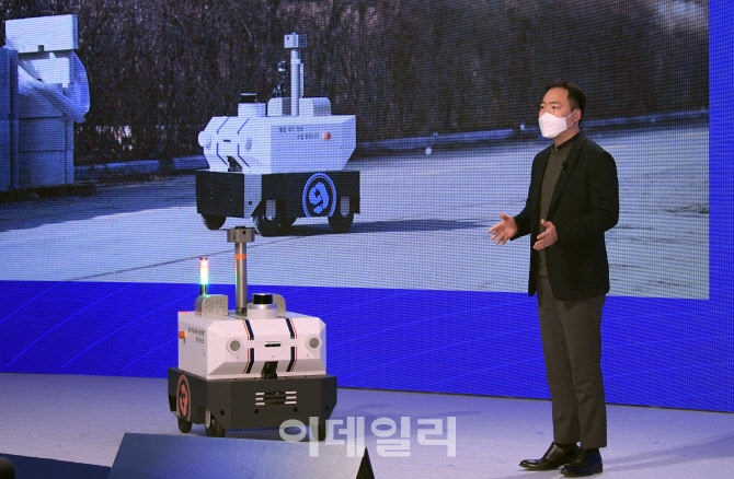 [포토]순찰로봇 '패트로버' 소개하는 김진효 대표