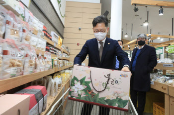 김현수 농식품부 장관 "우리 농축산물로 취약계층에 도움을"
