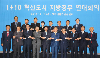 컨트롤타워 역할해야 할 당·청 침묵…'유령 프로젝트'로 전락