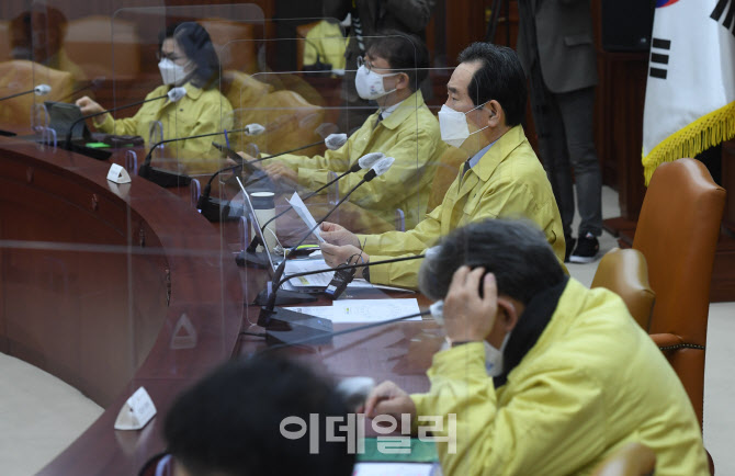 [포토]정세균 총리, “설 연휴와 백신 접종 앞두고 코로나19 확산 없게 방역관리에 힘 모아야"