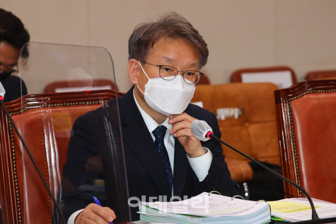 [포토]권칠승, '손실보상제 적극 도입...지역상권법 제정할 것'