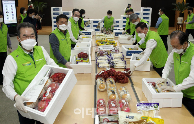 [포토] 농협, 농촌 취약계층 어른신 선물 제작