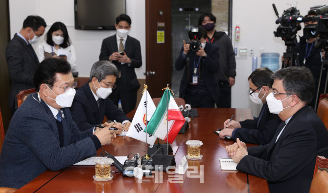 [포토]송영길 외통위원장, '주한 이란 대사 면담'
