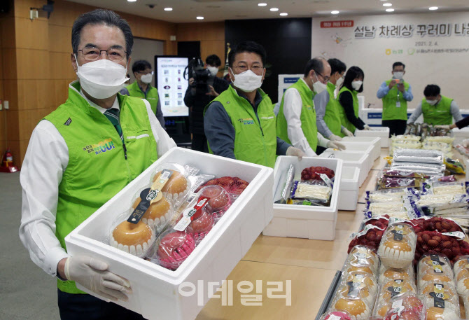 [포토] 이성희 농협회장, 설날 차례상 꾸러미 선물 제작