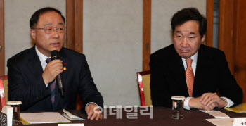 홍남기 저격한 소주성특위 보고서 “전국민지원금 11조 소비진작 효과”