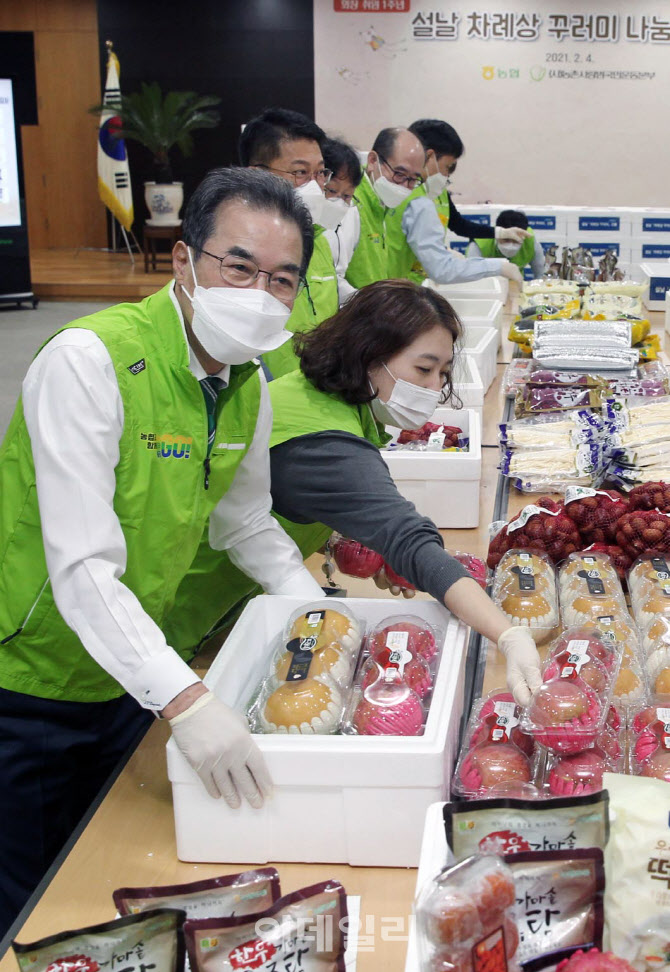 [포토] 설날 꾸러미 제작하는 이성희 농협회장