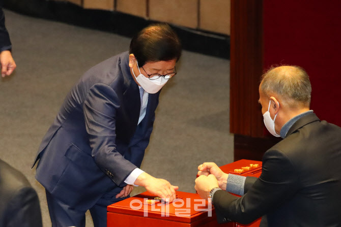 [포토]임성근 판사 탄핵안, '투표하는 박병석 국회의장'