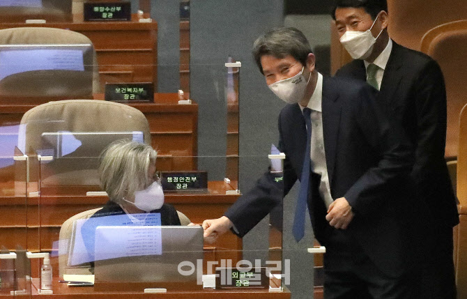 [포토]본회의, '악수하는 이인영-강경화'
