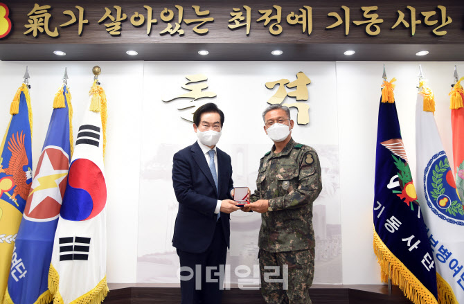 [포토]설 명절 맞아 8기동사단 위문한 안병용 의정부시장