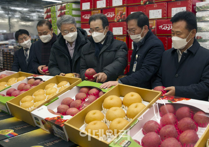 [포토] 설 명절 성수품 점검하는 이성희 농협회장