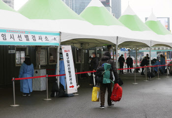 "확진자 300명밖에 안되는데 뭘"…경각심이 무너져간다