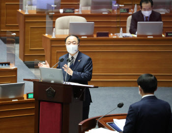 홍남기 “재정당국의 재정건전성 보는 시각 존중해달라”