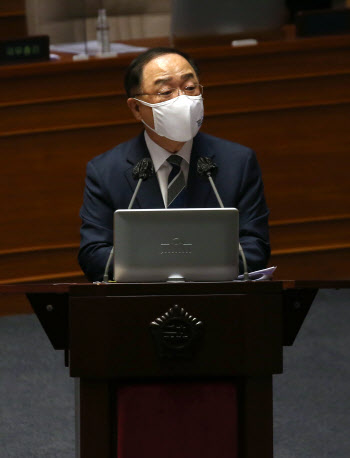 지원금 놓고 당정갈등 홍남기 "기재부 사기 높이려 노력"