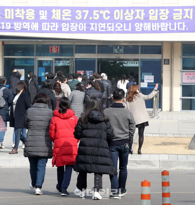 [포토]설 앞두고 성묘 발길…실내 봉안당 운영제한