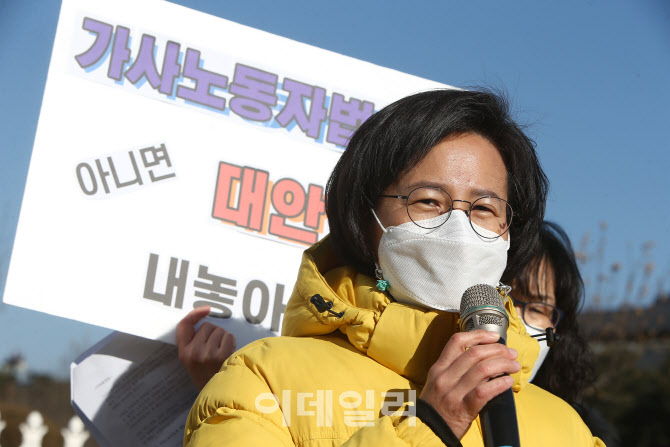 [포토]가사노동자 고용개선법 제정 촉구, '발언하는 강은비 비대위원장'