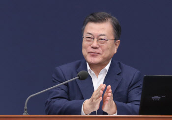 文대통령 “경제부총리 중심으로 경제위기에 효과적 대처”