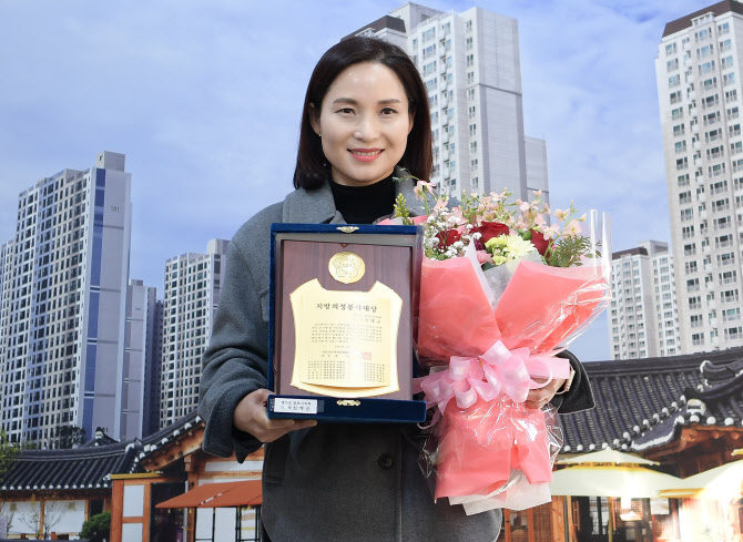 [포토]신명순 김포시 의장, 지방의정봉사대상 수상