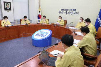 ‘가짜뉴스 차단’ 與 언론개혁 속도… 野 “랜선 보도지침”